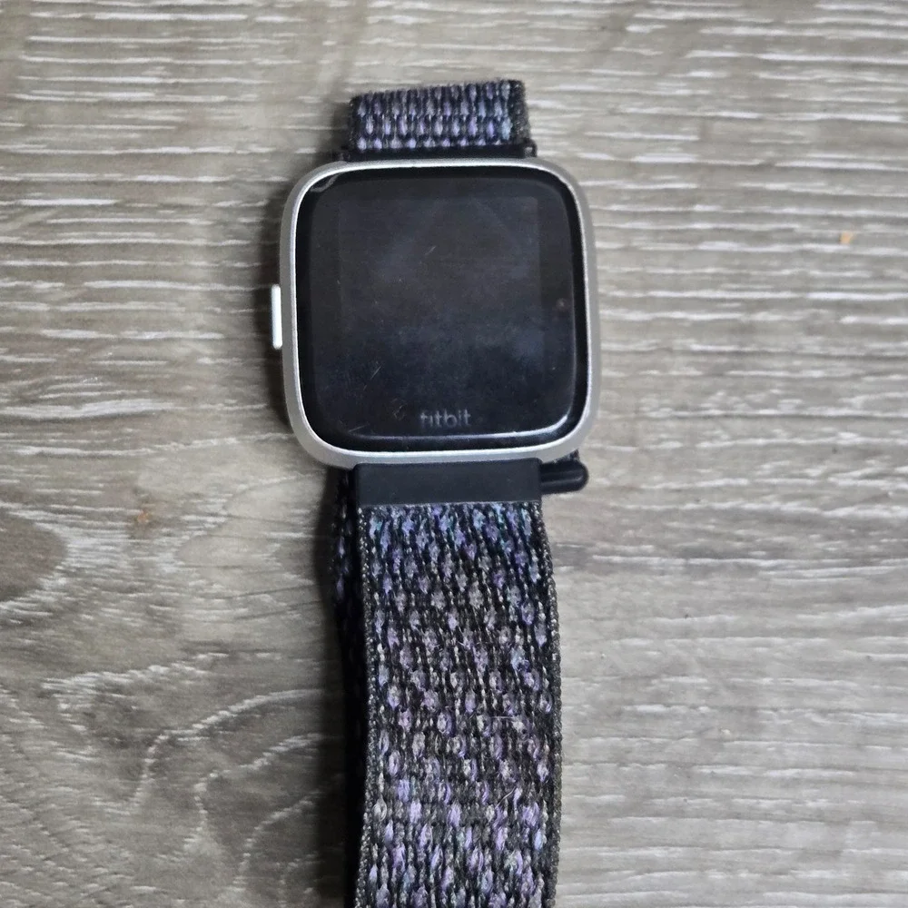 Fitbit Versa Lite Smart Watch Activity Tracker Gray LARGE Band FB415 SE